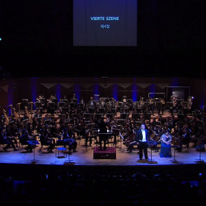 Constantin Trinks dirige l'Orchestre Philharmonique de Séoul sur la scène du Seoul Arts Center