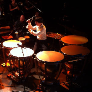 Sylvain Bertrand, aux timbales jazz, interprète Cotton Tail de Duke Ellington avec le Big band du Conservatoire de Saint-Étienne